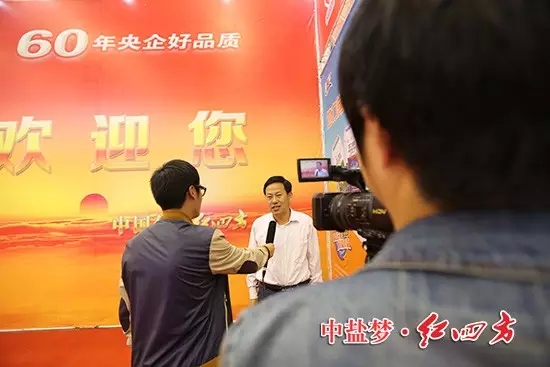 草莓视频官方网站销售公司经理黄才文正在接受媒体的专访。