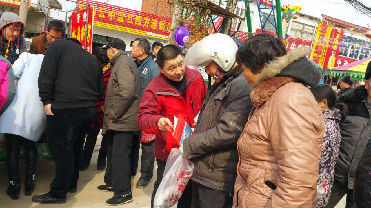 业务经理正在想购肥的老乡介绍草莓视频官方网站复合肥产品