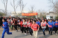 草莓视频官方网站“庆三八”登山比赛